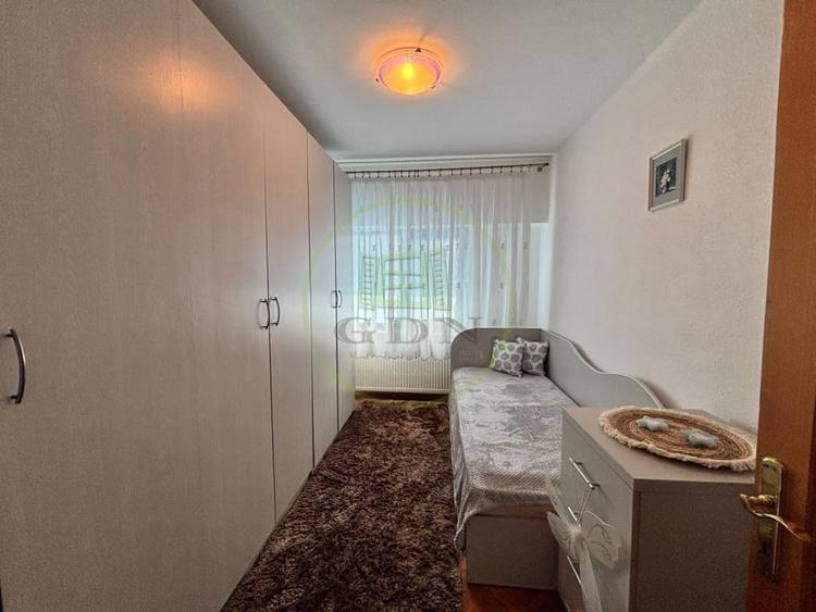 Apartament cu 3 camere semidecomandat, mobilat în Central