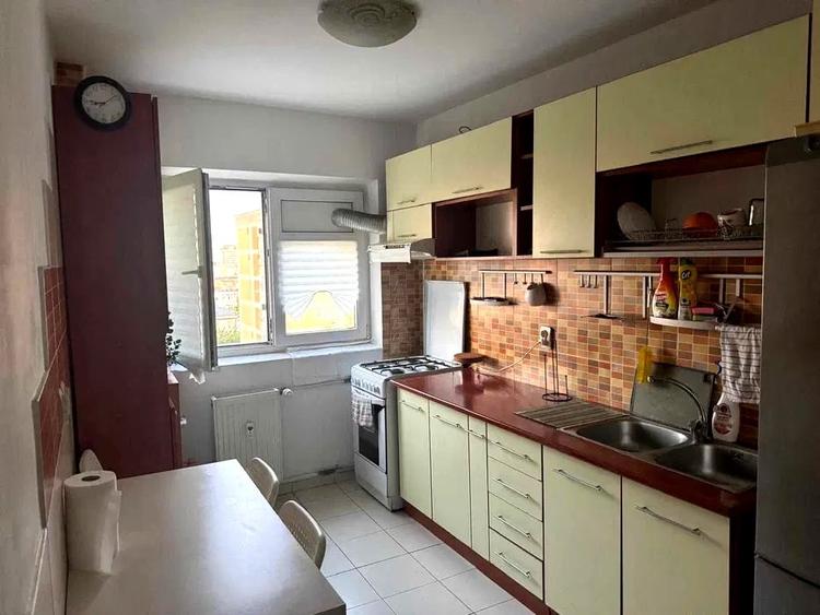 Apartament cu 3 camere semidecomandat, mobilat în Tineretului