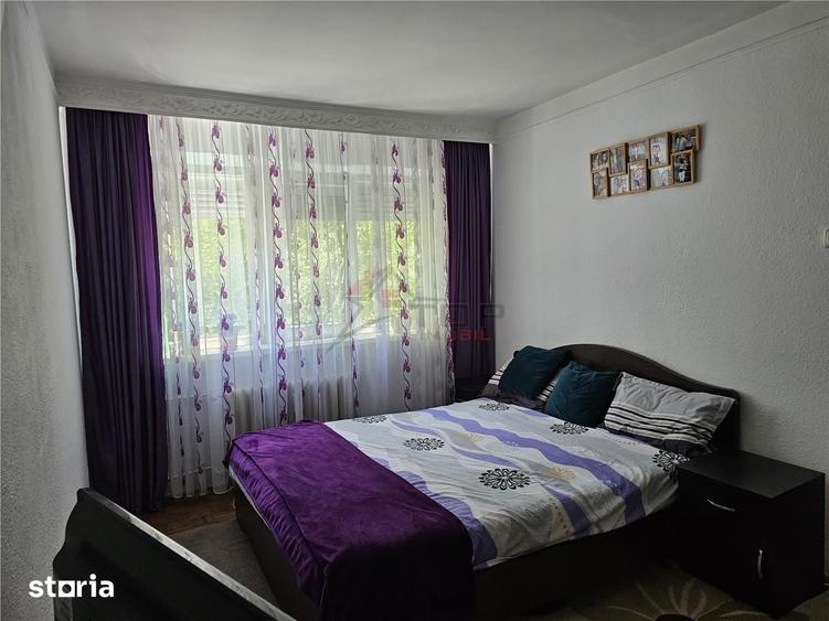 Apartament cu 3 camere semidecomandat în Podu Roș