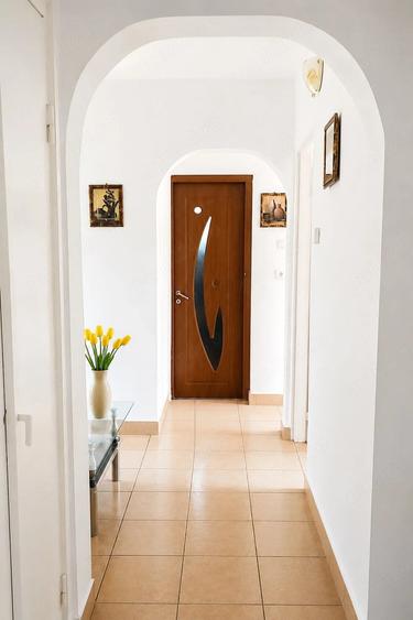 Apartament cu 3 camere decomandat în Micro 21