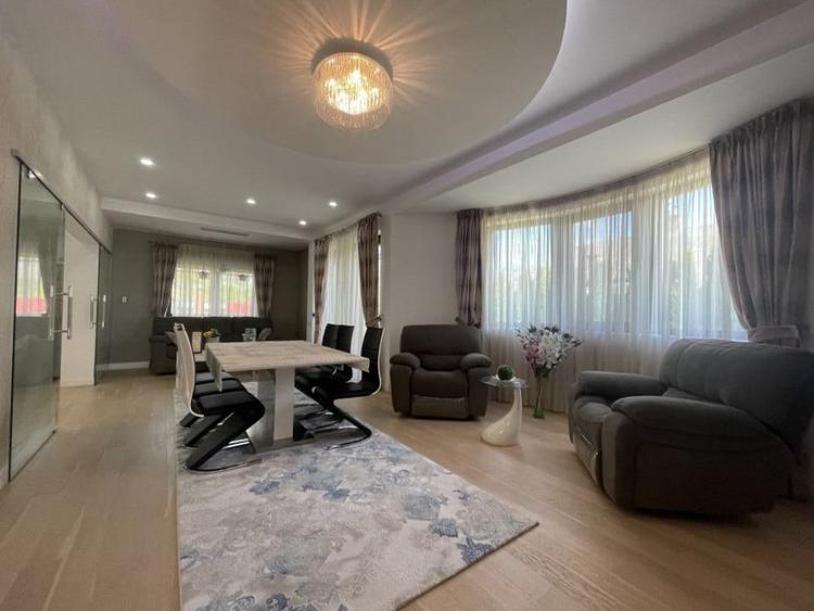 Casă cu 5 camere cu Teren 1042 Mp în Cornu