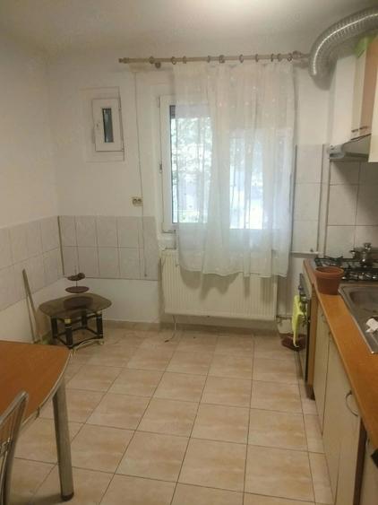 Apartament cu 3 camere semidecomandat în Berceni