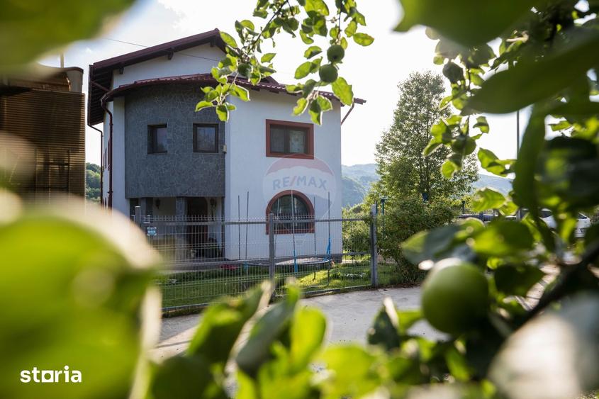 Casă cu 8 camere cu Teren 2130 Mp în Central