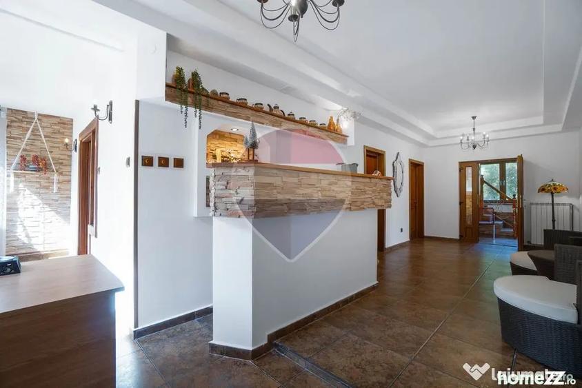 Casă cu 13 camere cu Teren 4780 Mp în Moieciu