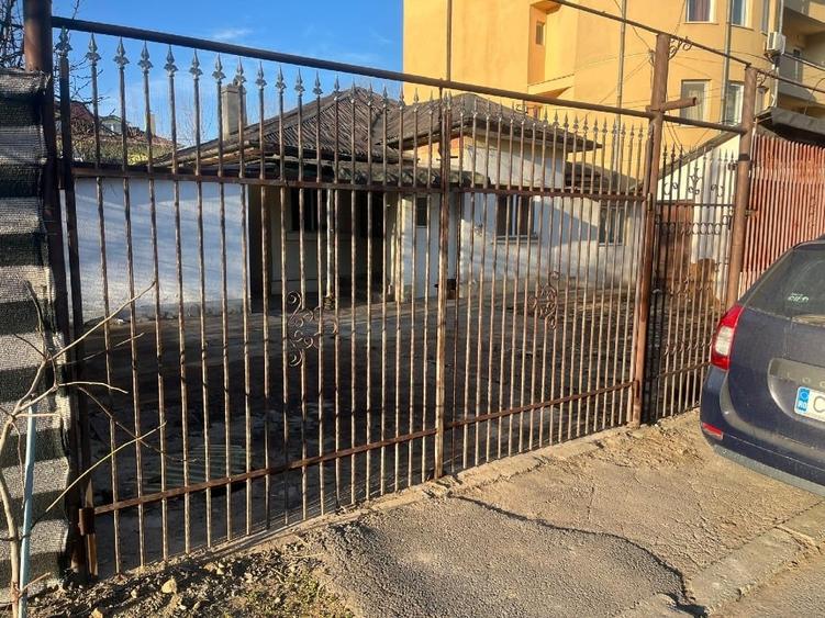 Casă individuală cu 8 camere cu Teren 481 Mp în Central