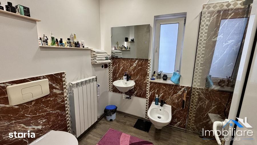 Casă cu 7 camere cu Teren 700 Mp în Petros