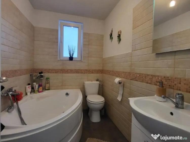 Casă cu 3 camere cu Teren 100 Mp în Central