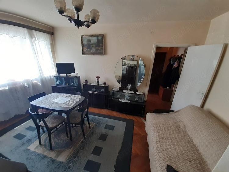 Apartament cu 3 camere semidecomandat în Cetate
