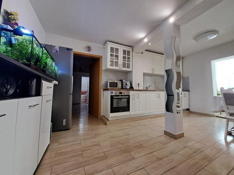 Apartament cu 3 camere decomandat în Central