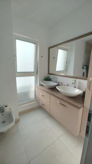 Apartament cu 3 camere semidecomandat în Sub Arini