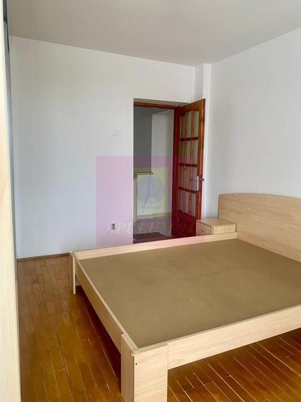 Apartament cu 4 camere decomandat, mobilat în Decebal