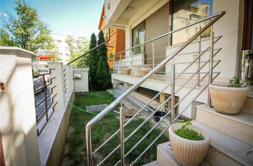 Casă individuală cu 8 camere cu Canalizare în Dorobanți