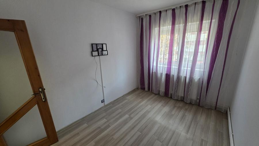 Apartament cu 4 camere decomandat în Casa de Cultură
