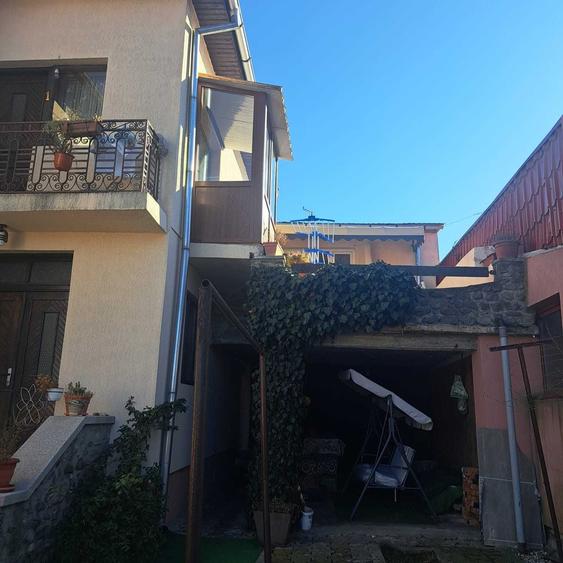 Casă cu 4 camere în Central