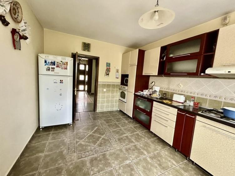 Casă individuală cu 6 camere în Central