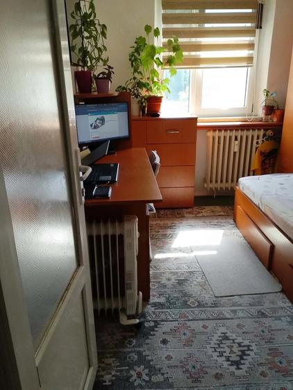 Apartament cu 3 camere semidecomandat în Berceni