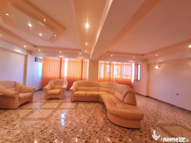 Apartament cu 3 camere decomandat în Republicii