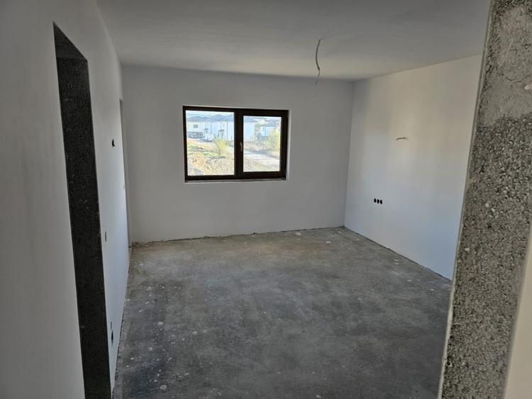 Casă individuală cu 4 camere cu Canalizare în Exterior Est