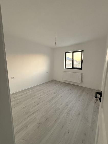 Casă cu 3 camere în Piscani