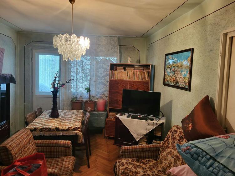 Apartament cu 3 camere decomandat în Petros