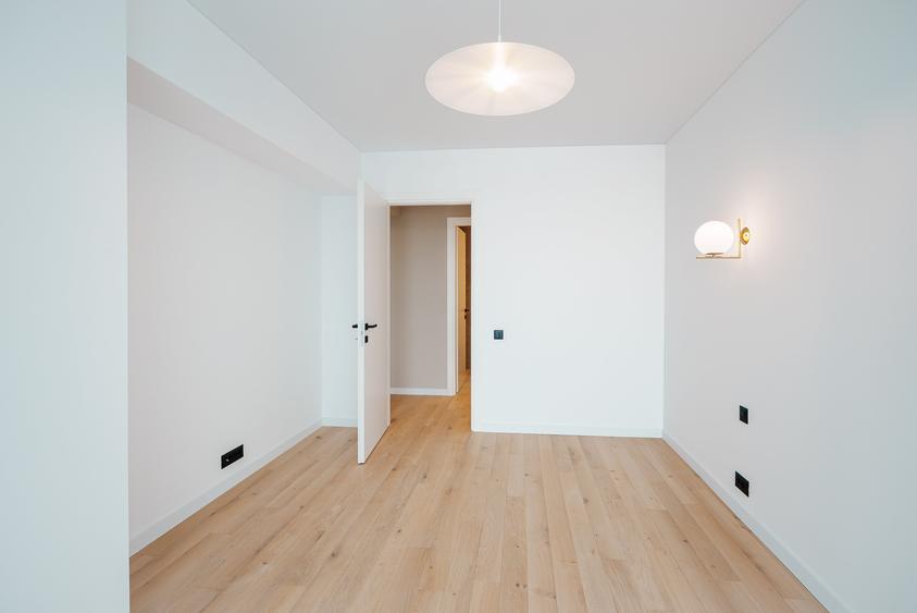 Apartament cu 4 camere semidecomandat în Colentina
