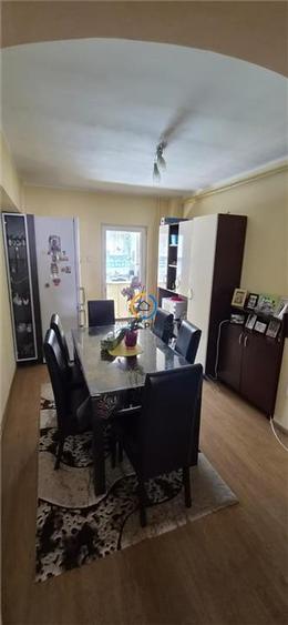 Apartament cu 3 camere decomandat în Prundu