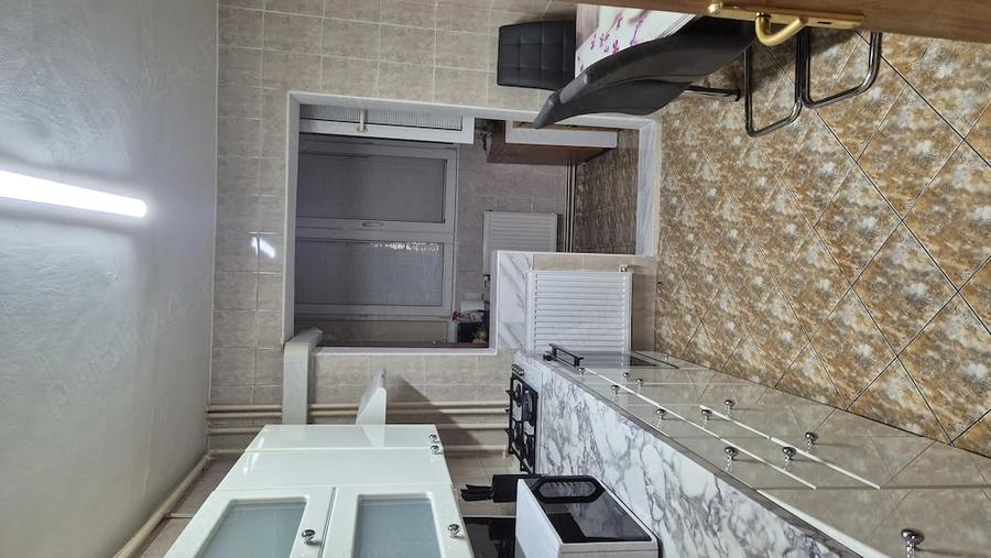 Apartament cu 4 camere semidecomandat în Crângași