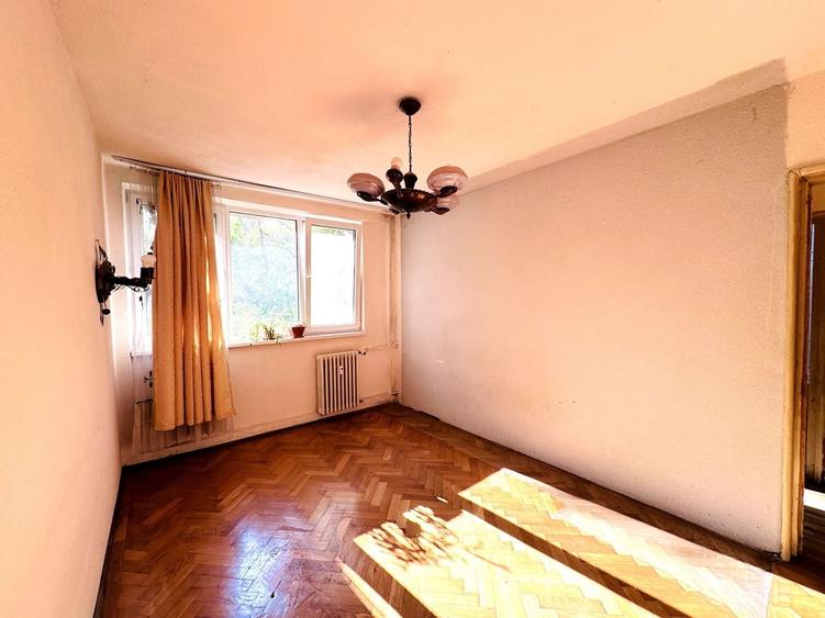 Apartament cu 4 camere semidecomandat în Drumul Taberei