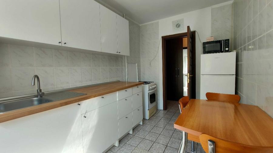 Apartament cu 3 camere semidecomandat în Tineretului