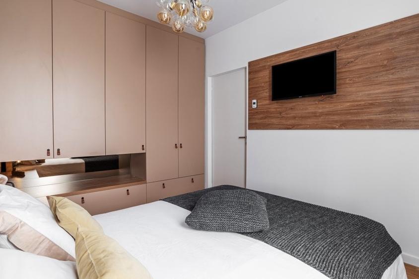 Apartament cu 2 camere semidecomandat, mobilat în 1 Mai