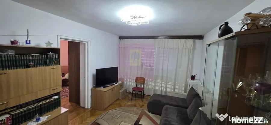 Apartament cu 3 camere decomandat în Piața Centrală