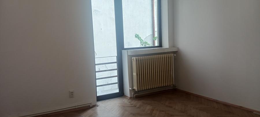 Apartament cu 3 camere semidecomandat în Batistei