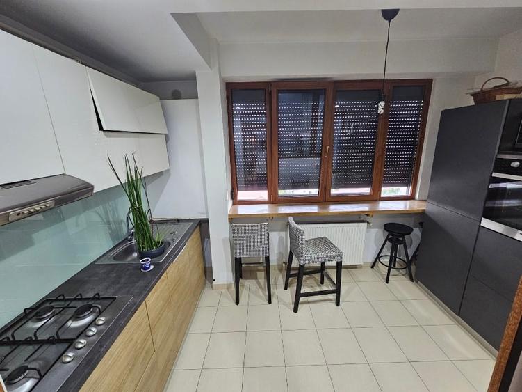 Apartament cu 3 camere semidecomandat, mobilat în Central