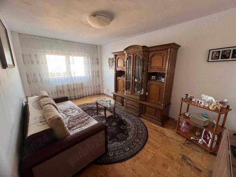 Apartament cu 3 camere decomandat în Astra