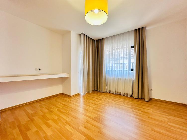Duplex cu 9 camere cu Canalizare în Central