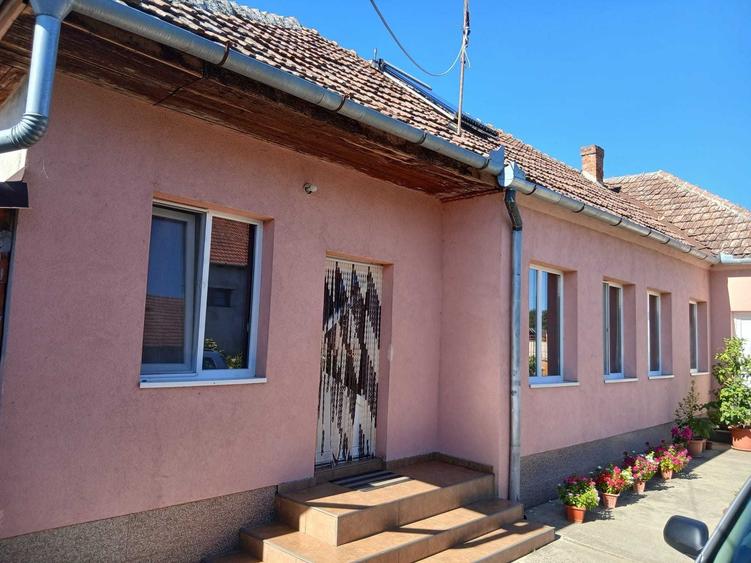 Casă cu 4 camere în Vărșand