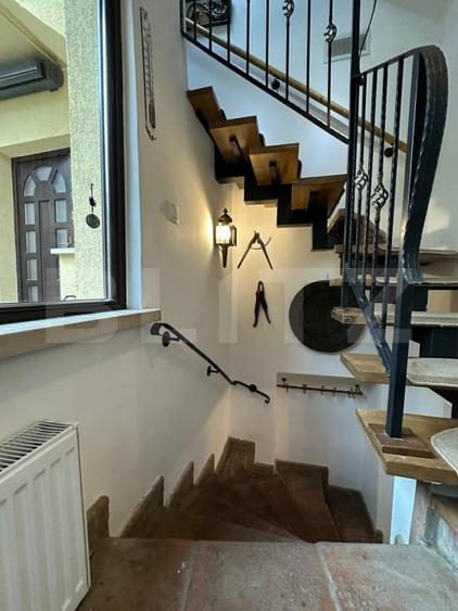 Casă individuală cu 8 camere cu Canalizare în Central