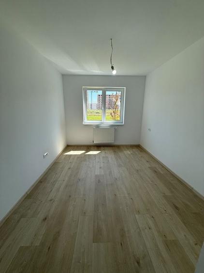 Apartament cu 3 camere decomandat în Tractorul