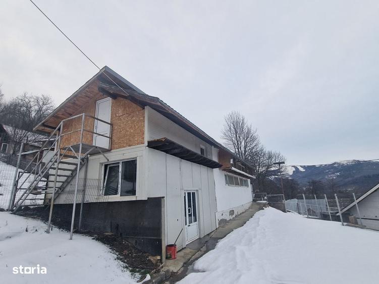 Casă cu 4 camere cu Teren 12000 Mp în Central
