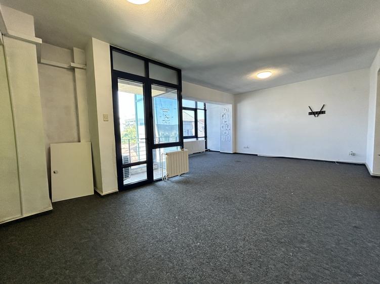 Apartament cu 4 camere decomandat în Polonă