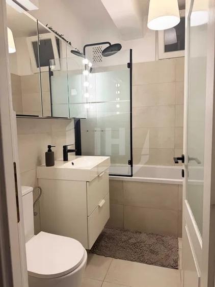 Apartament cu 3 camere semidecomandat, mobilat în Central