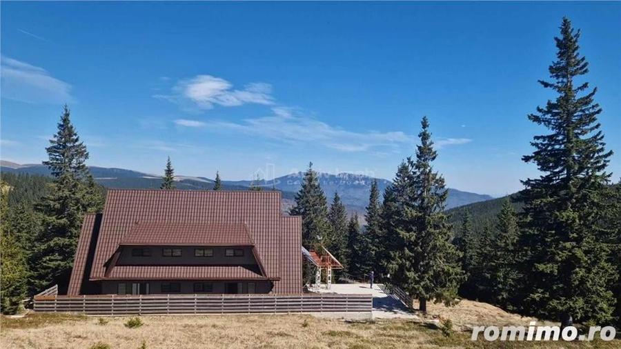 Casă cu 12 camere cu Teren 1000 Mp în Români