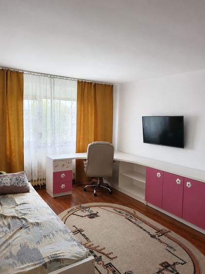 Apartament cu 3 camere decomandat, mobilat în Nicolina