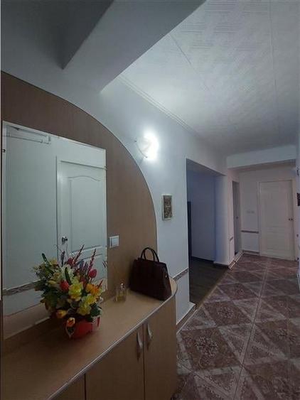 Apartament cu 3 camere decomandat, mobilat în Sud