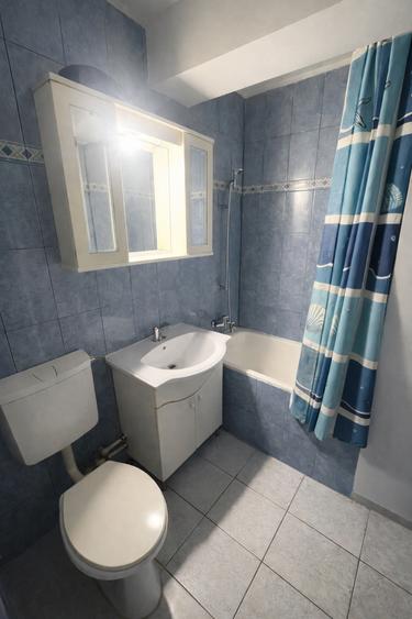 Apartament cu 3 camere semidecomandat, mobilat în P-ța Reșița