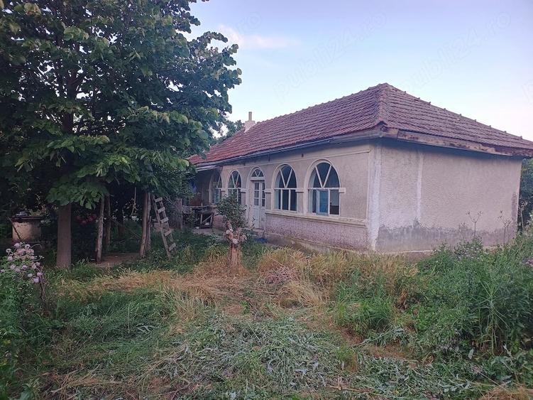 Casă cu 3 camere cu Teren 2500 Mp în Central