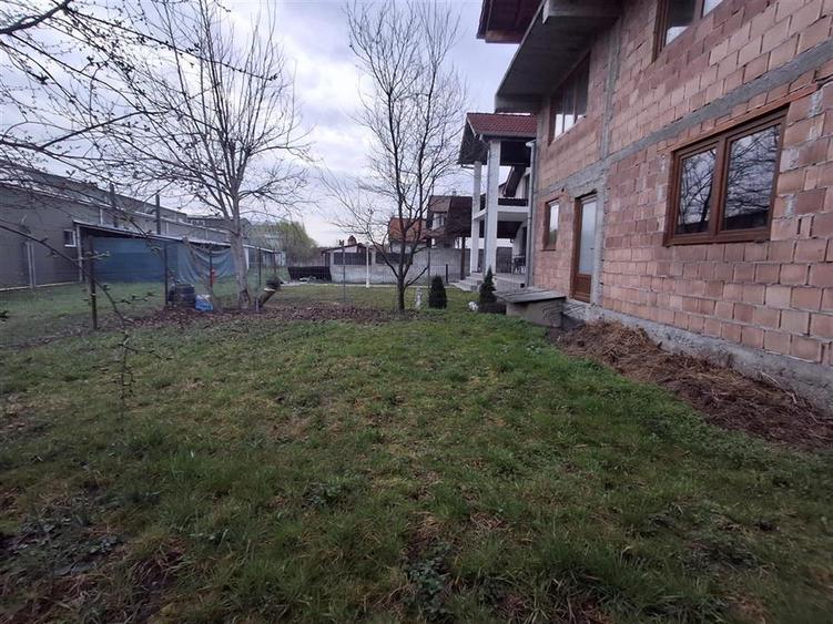 Casă individuală cu 5 camere cu Teren 380 Mp în Central