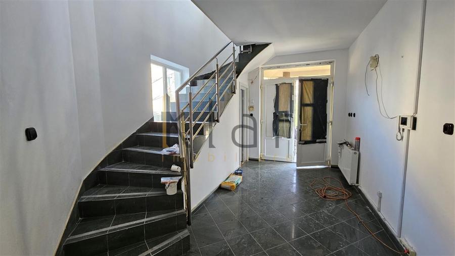Casă individuală cu 10 camere cu Canalizare în Zorilor