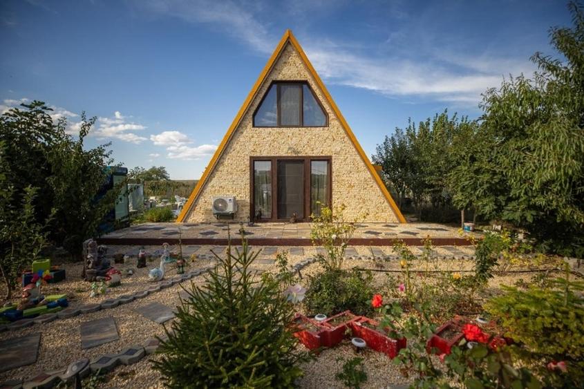 Casă individuală cu 2 camere cu Garaj în Exterior Est