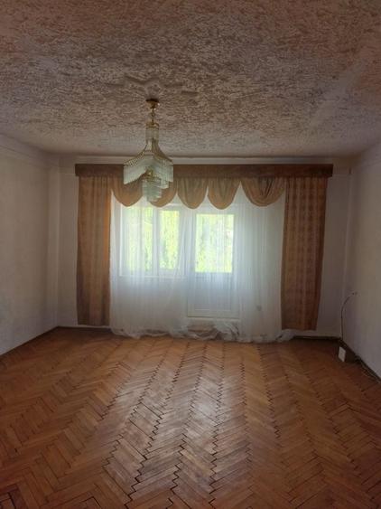 Casă individuală cu 6 camere cu Canalizare în Est